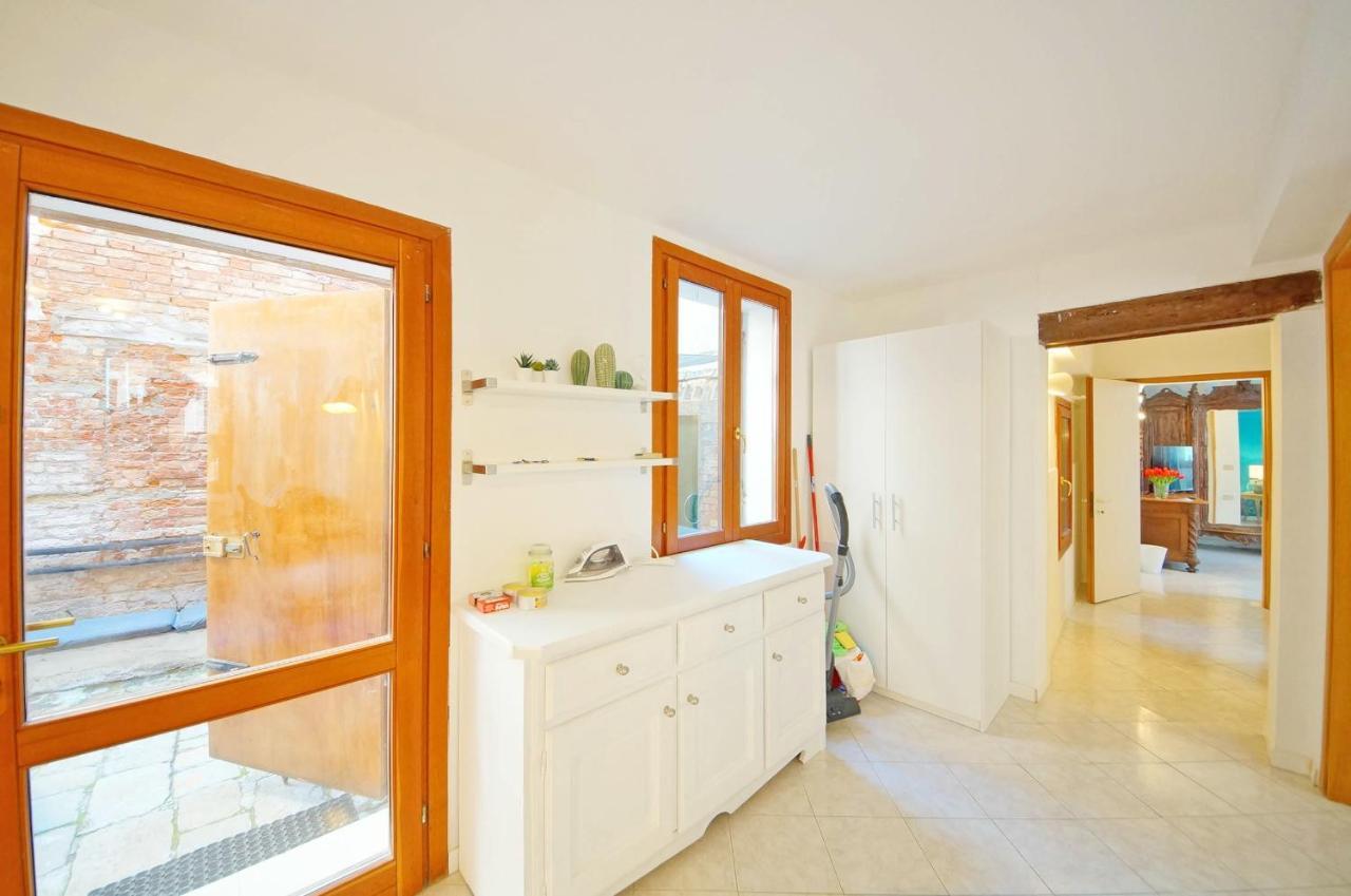 Gondola View Apartment Венеция Екстериор снимка